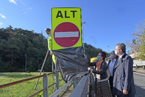 L'assessore regionale alle Infrastrutture e territorio Graziano Pizzimenti alla posa della segnaletica integrativa sulla Grande viabilità triestina